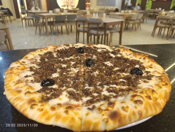 بيتزا سجق وسط